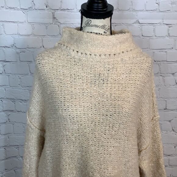 ASTR Tab Fuzzy cable knit Sweater Size XS - Picture 2 of 8